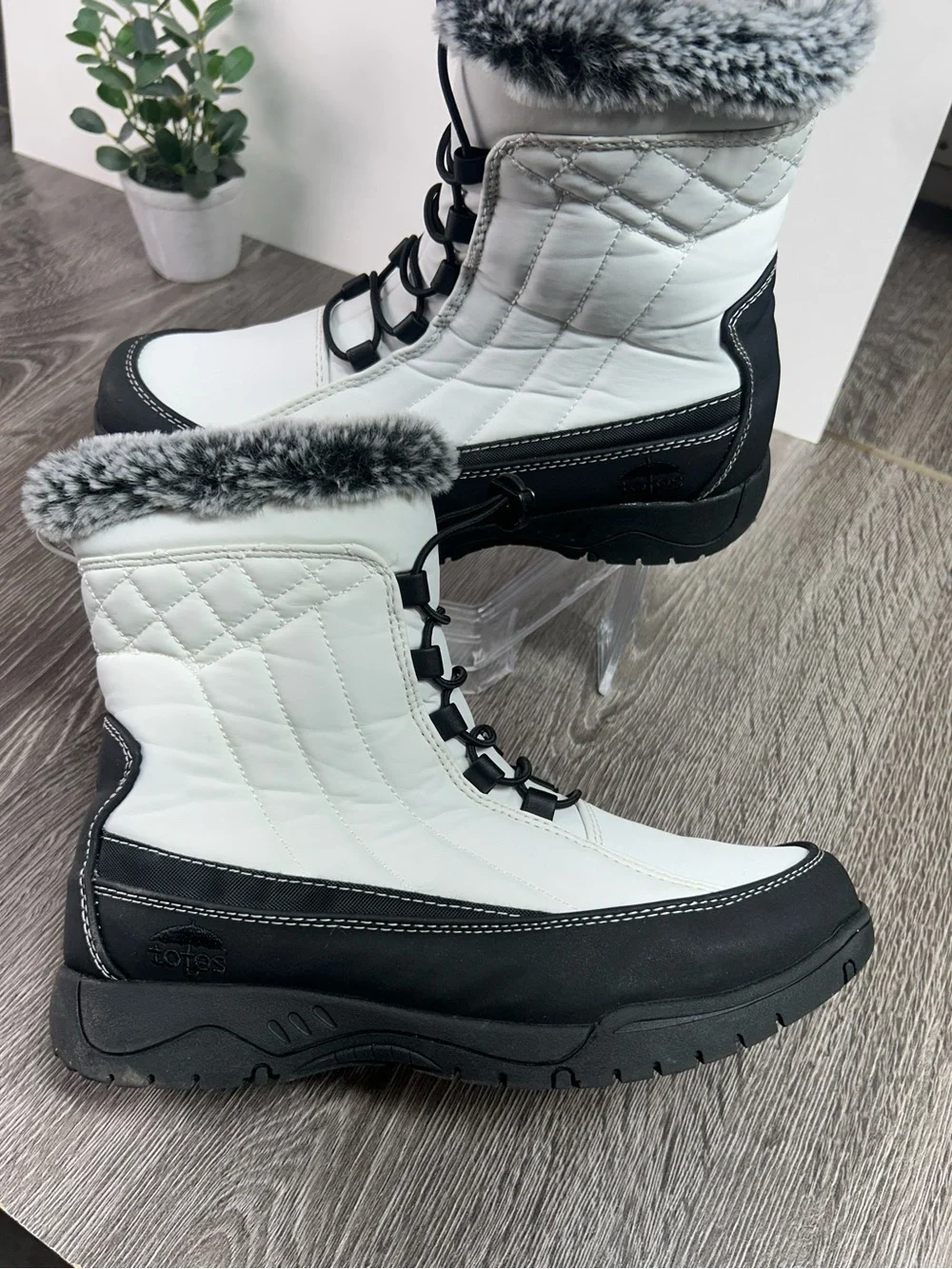 Totes Women’s Insulated Winter Snow Boots - White/Black
